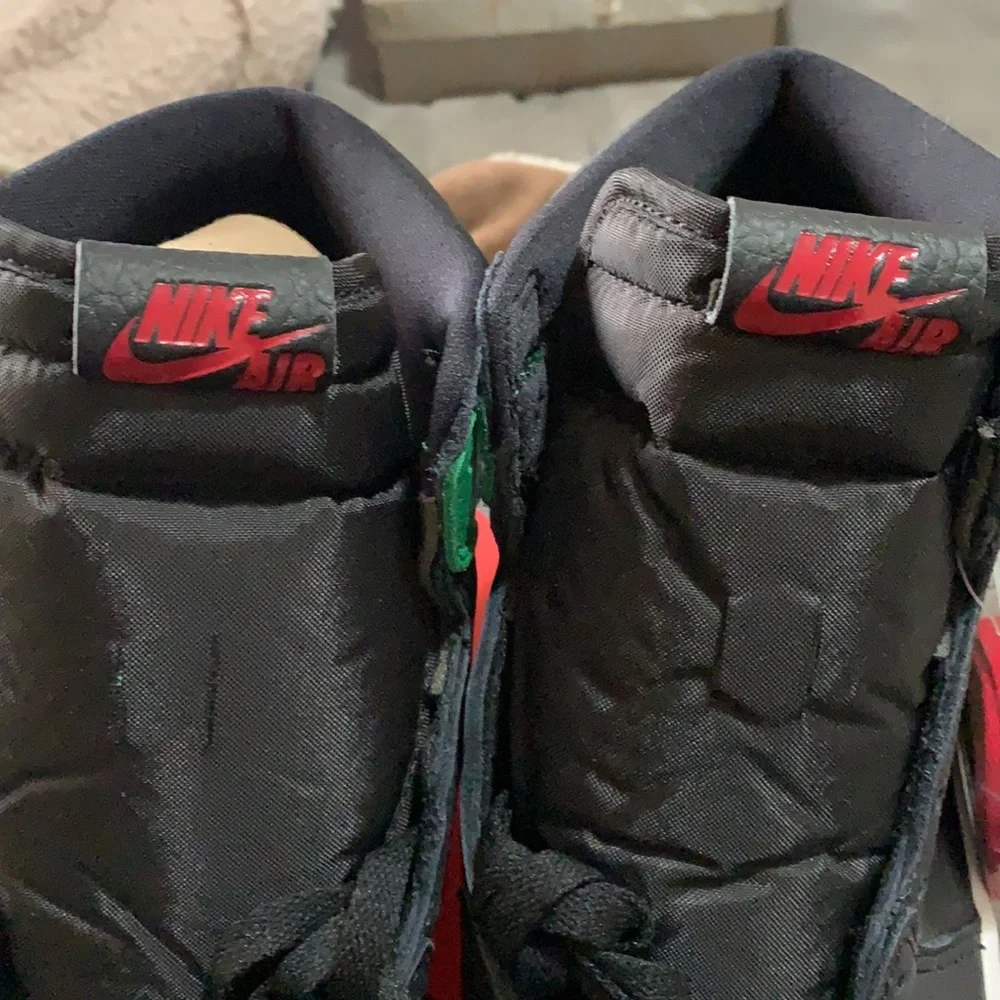 Air Jordan 1 Retro High - Picture 3 of 11